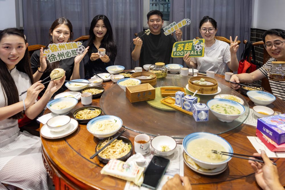 游客在江苏省泰州市海陵区老街景区品尝泰州早茶（2025年6月29日摄）。新华社发（汤德宏 摄）