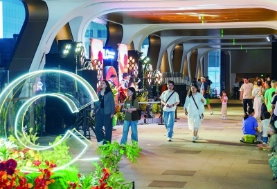 新街口商圈增添消费新场景。JLC金陵中环新开放的空中廊桥内，“廊桥音乐会”吸引市民游客驻足聆听。