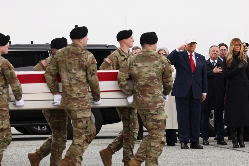3月8日,好意思国特拉华州多佛市,特朗普出席庆典,理睬在科威特阵一火的6名好意思国军东说念主遗体 IC photo