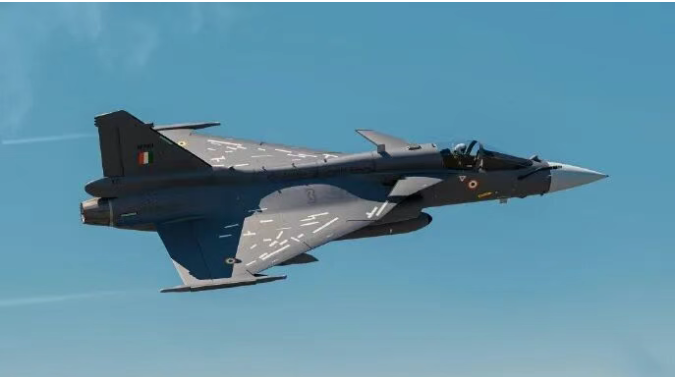 印度“光辉”Mk2战机效果图,机头增加鸭翼,配备了翼尖挂架。
