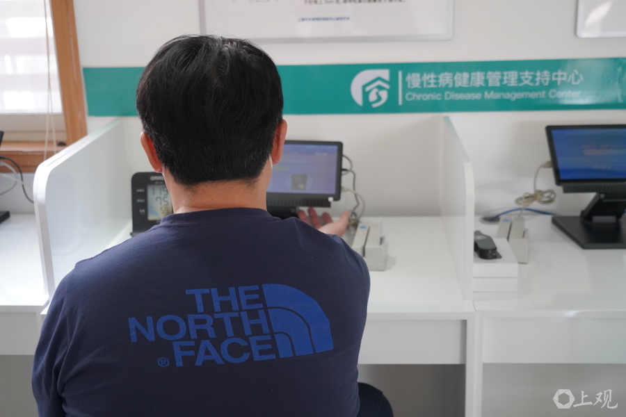 居民来到健康慢性病管理中心