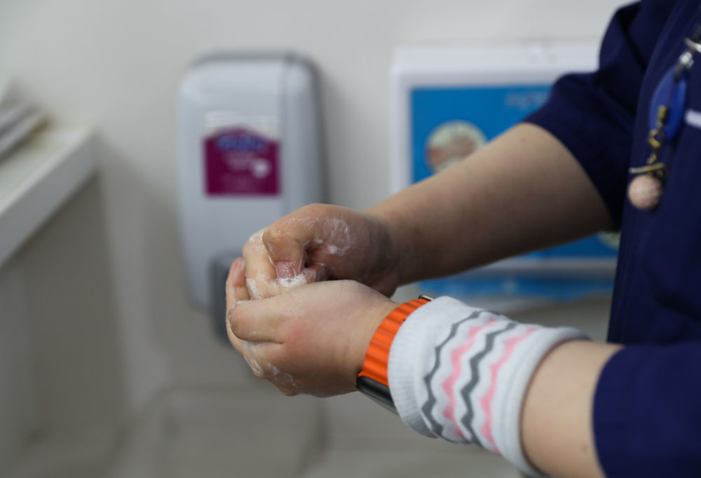 2月4日0点41分，护士接触病患后用七步洗手法洗手。