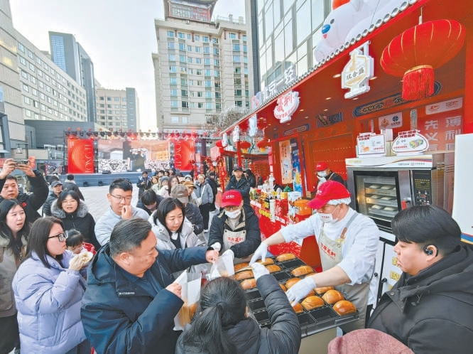 义利展台的现烤面包一炉34个，短短三五分钟就被抢购一空。本报记者 孙杰摄