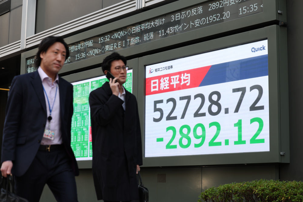 3月9日,行人经过位于日本东京的电子股指显示屏。新华社记者岳晨星摄