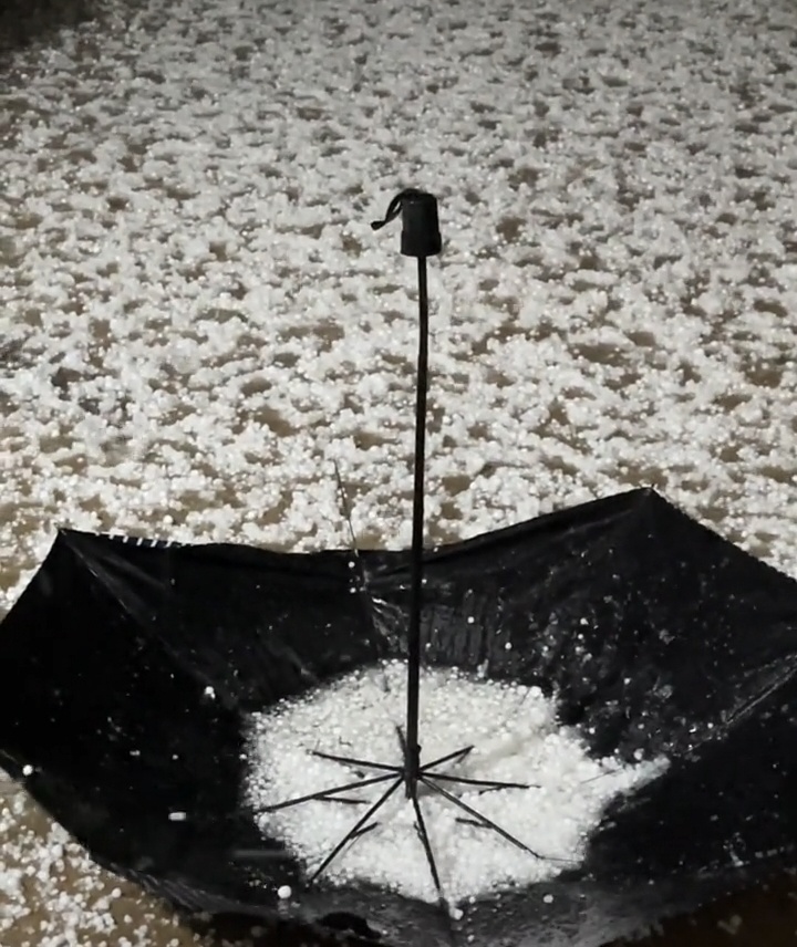 17日晚昭阳区下的冰雹(视频截图)