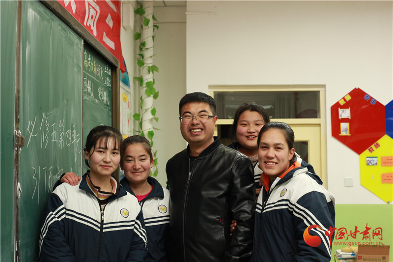董宏亮和学生们在一起