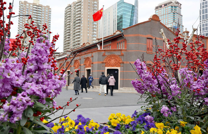 2026年2月17日,参观者从位于上海的中共一大会址纪念馆外走过。新华社记者 方喆 摄