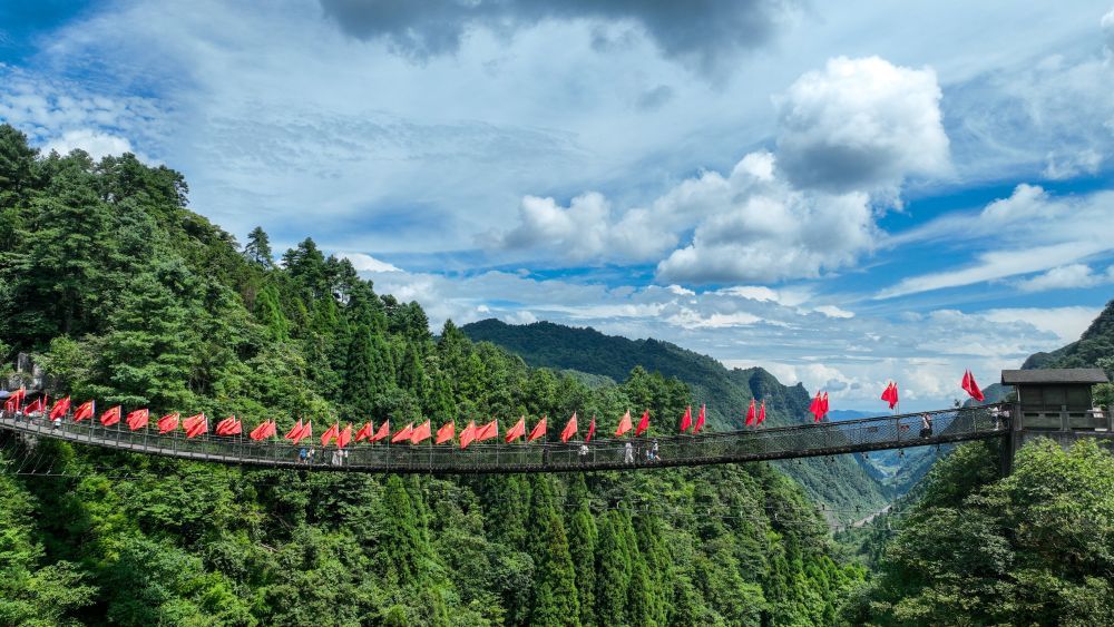 这是2026年8月6日在贵州省遵义市汇川区娄山关景区拍摄的长空桥。新华社发（罗星汉 摄）
