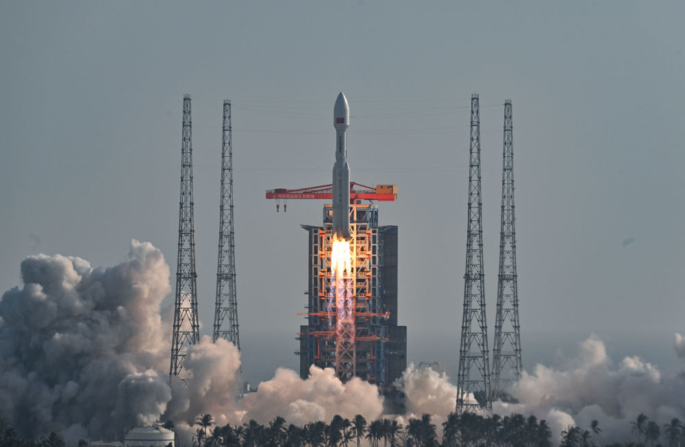 2025年12月6日15时53分,我国在海南商业航天发射场成功发射成功发射卫星互联网低轨14组卫星。新华社记者 郭程 摄