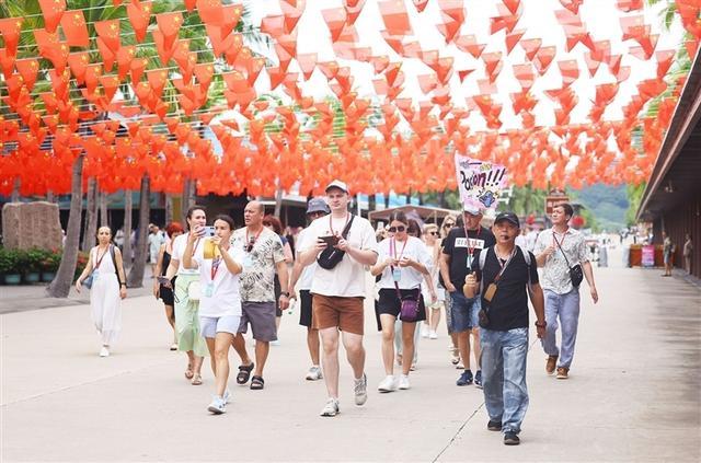 10月9日,外国游客在三亚南山文化旅游区游览。