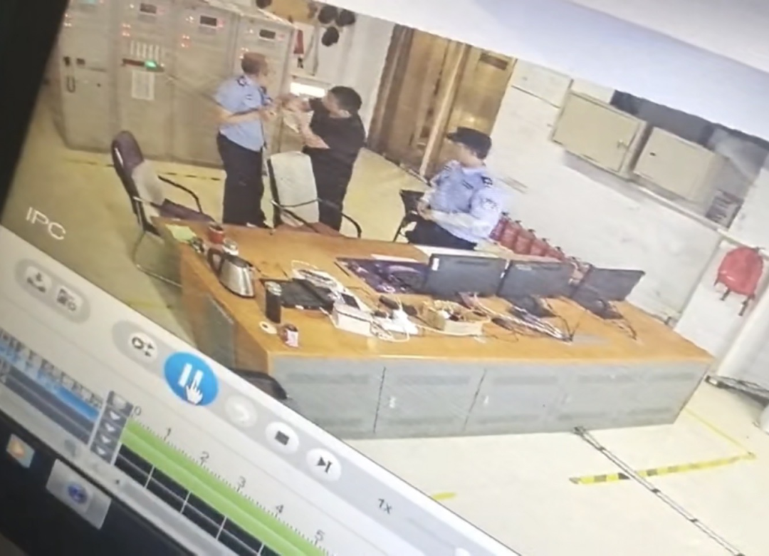 监控画面显示,涉事业主曾拉拽朱振峰。(图/受访者提供)