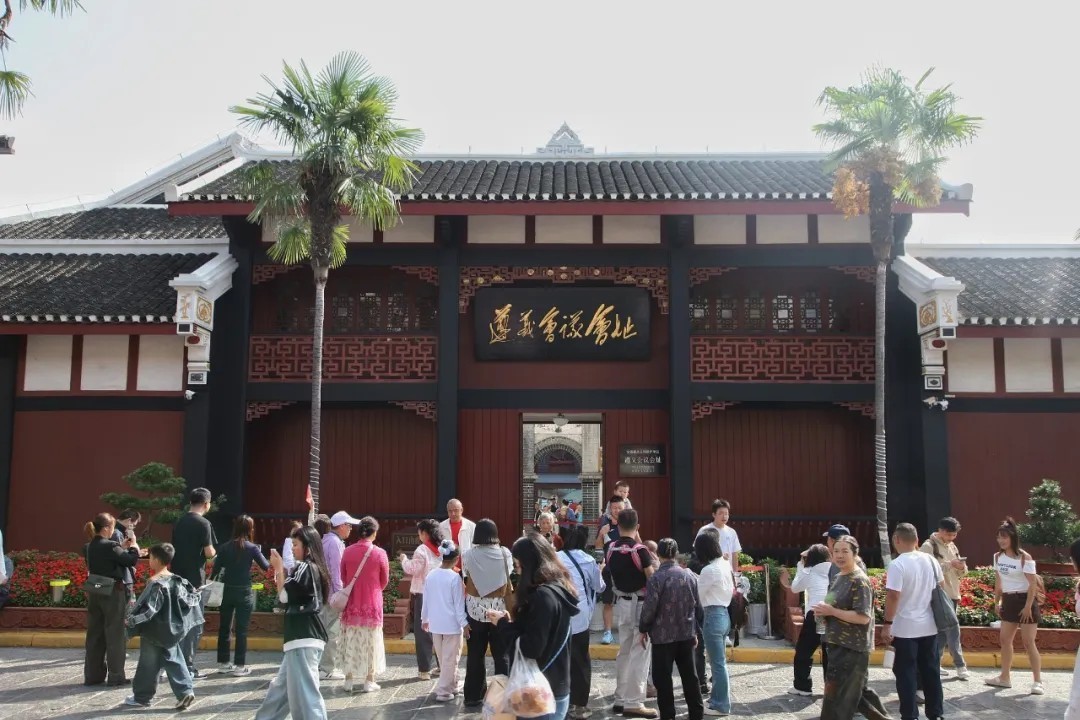 △游客在遵义会议会址景区参观游览