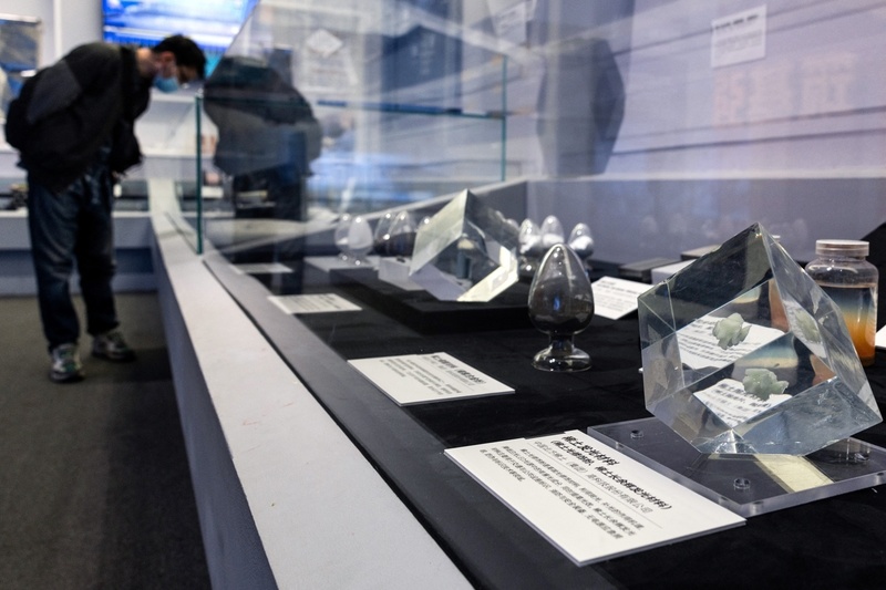 3月24日，中国国家博物馆举办中国制造业成就展，观众参观稀土元素生产展区展出的稀土发光材料样品。 IC Photo
