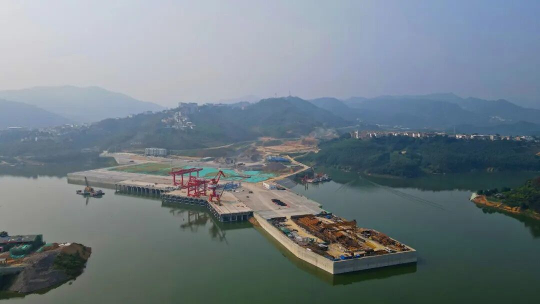 建设中的富宁港，码头泊位、起重设备逐步成型。（黄麒蓉摄）.jpg