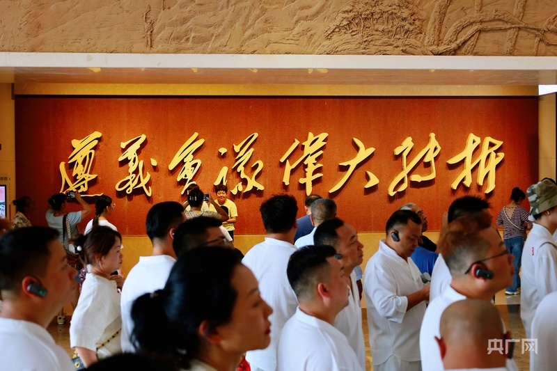 遵义会议纪念馆游人如织（央广网记者 任振国 摄）