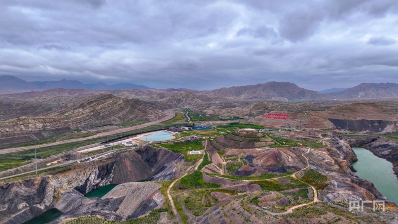 “十四五”时期,贺兰山生态治理成效对比图。上图摄于2021年,下图摄于2025年(央广网发 石嘴山市自然资源局供图)