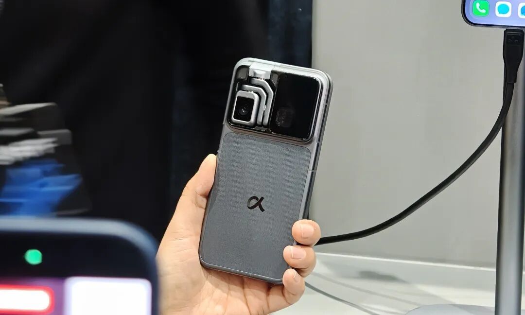 MWC六大黑科技盘点：机器人手机、镜头可拆卸，AI给硬件开脑洞