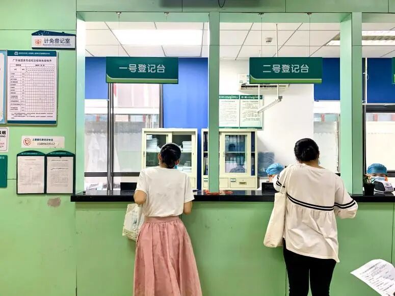 2020年8月30日,深圳市龙华区上塘道社区健康服务中心接种疫苗登记窗口,当月,九价HPV疫苗摇号的中签率仅为2.58%。