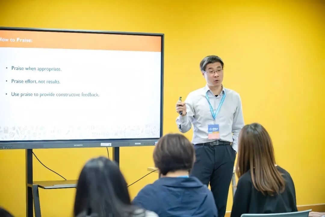 ·正在授课的江学勤。（外滩教育公众号）