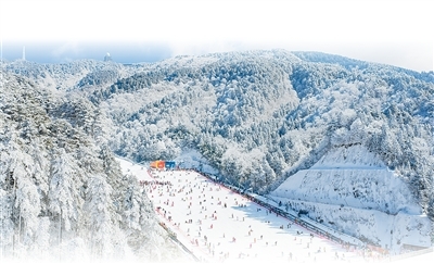 浙江杭州市临安区清凉峰镇大明山万松岭滑雪场迎来客流小高峰。