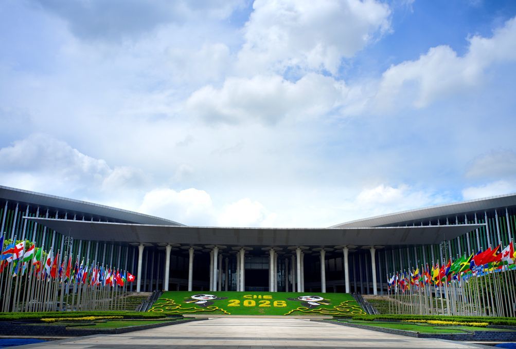 这是2026年7月27日拍摄的国家会展中心（上海）南广场。新华社记者 方喆 摄
