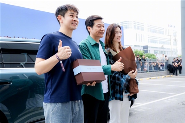 雷军为小米澎程首批车主开车门 现场人挤人 还有人爬墙围观 众人高呼雷总