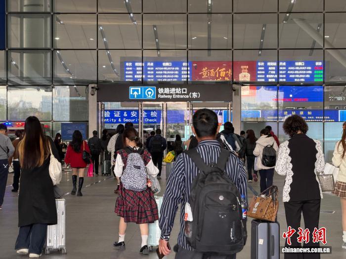 众多旅客经广深港高铁出行。田恬 摄