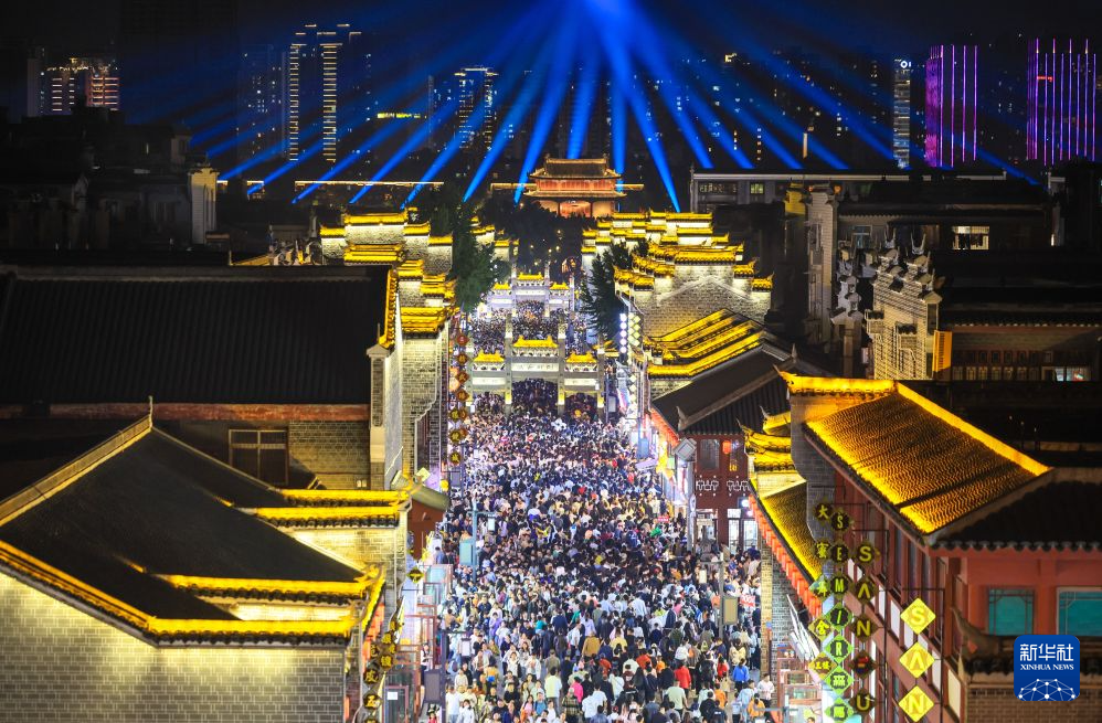 10月4日,游客在湖北省襄阳古城游玩赏景。新华社发(杨东摄)