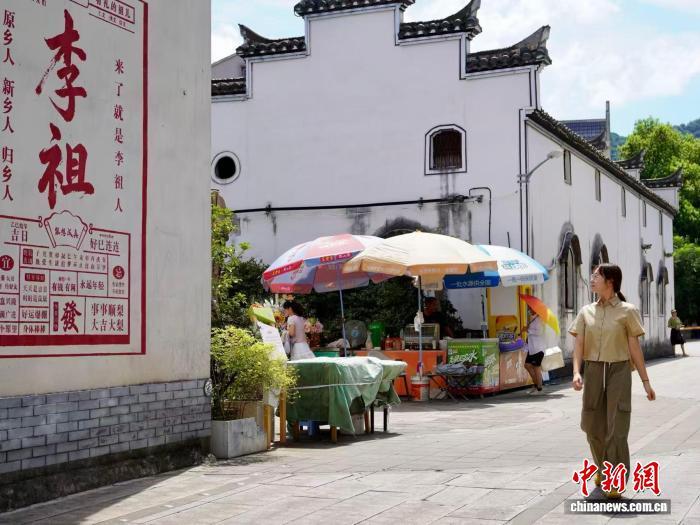游客观赏李祖村农创客团队设计的墙绘。董易鑫 摄