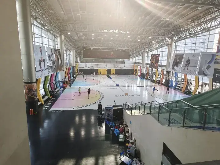 杭州九堡客运中心的篮球馆/图源:钱江晚报