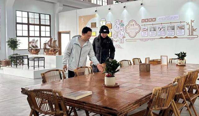 非遗传承人向客商介绍竹藤产品。