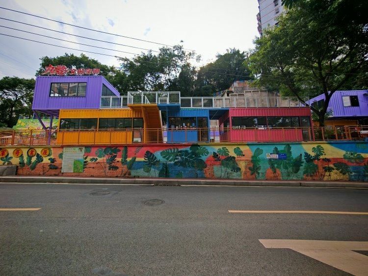 重庆黄桷坪，长达千米的涂鸦街。（图源：新闻晨报）