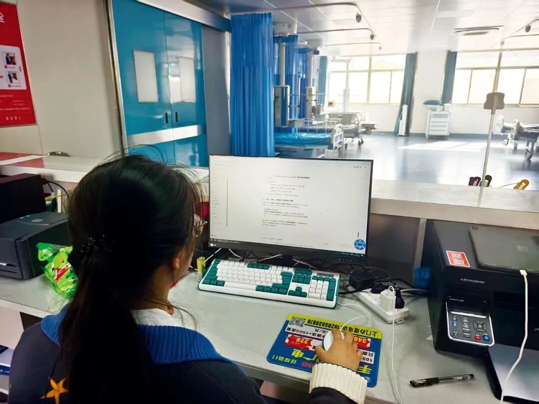 上图：同济大学附属东方医院急诊及重症医学中心主任张海涛（右二）及其团队。中图：张海涛在诊疗过程中使用Med-Go。下图：Med-Go已经覆盖上海浦东新区46家社区卫生服务中心。