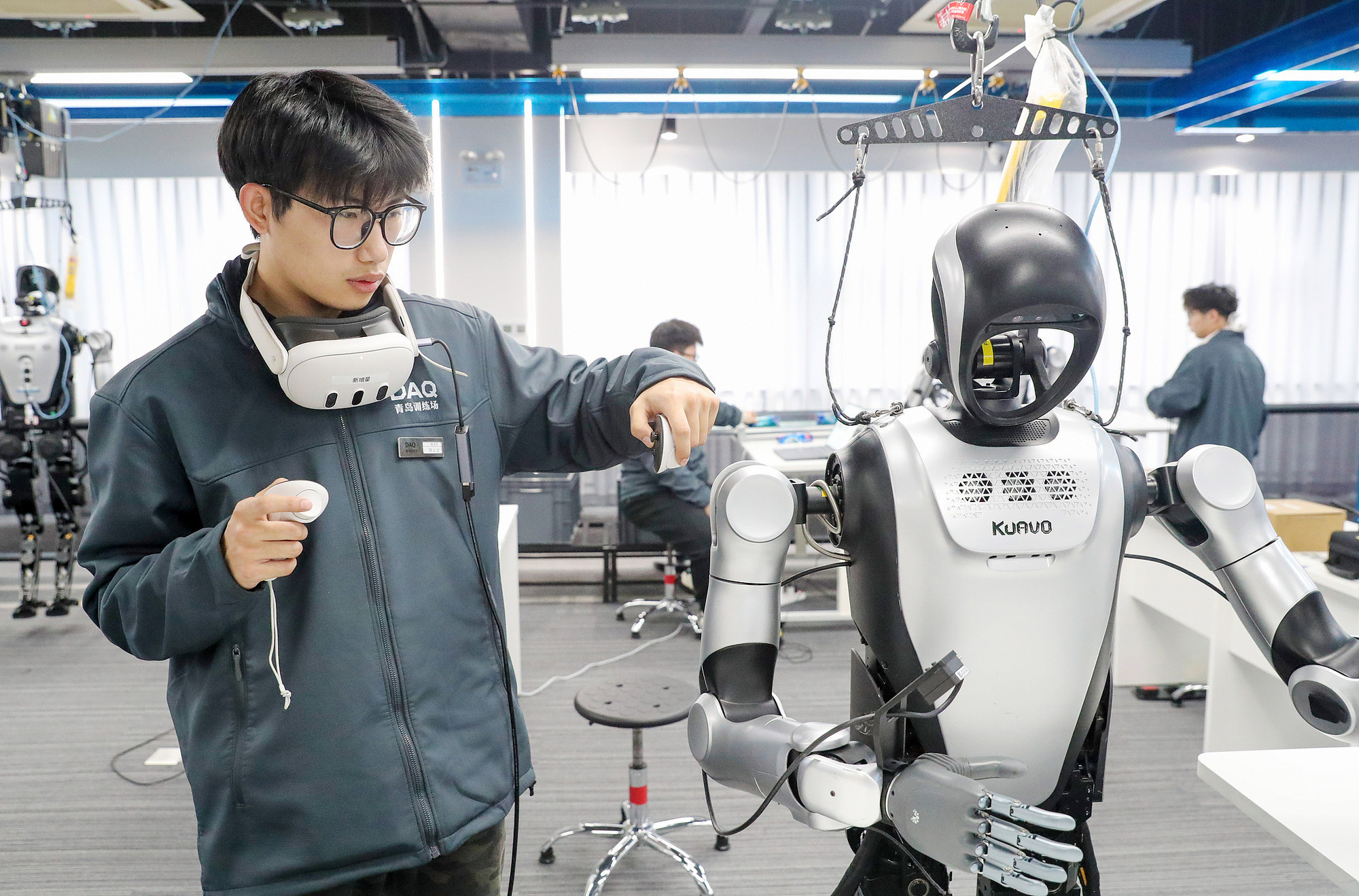 “00后”给机器人当“老师” 手把手调试机器人