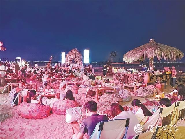 环东浪漫线沙滩营地上，游客三五成群吹海风看夜景。（本报记者 房舒 摄）