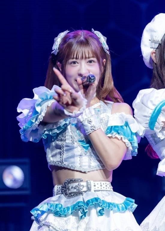 日本女偶像高抬腿摔倒意外爆红!一脚踢出人生高光