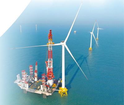 位于福建闽南海域的“大桥海风”号2000吨自升式海上风电安装平台和20兆瓦风电机组吊装现场俯瞰。　　新华社记者 林善传摄
