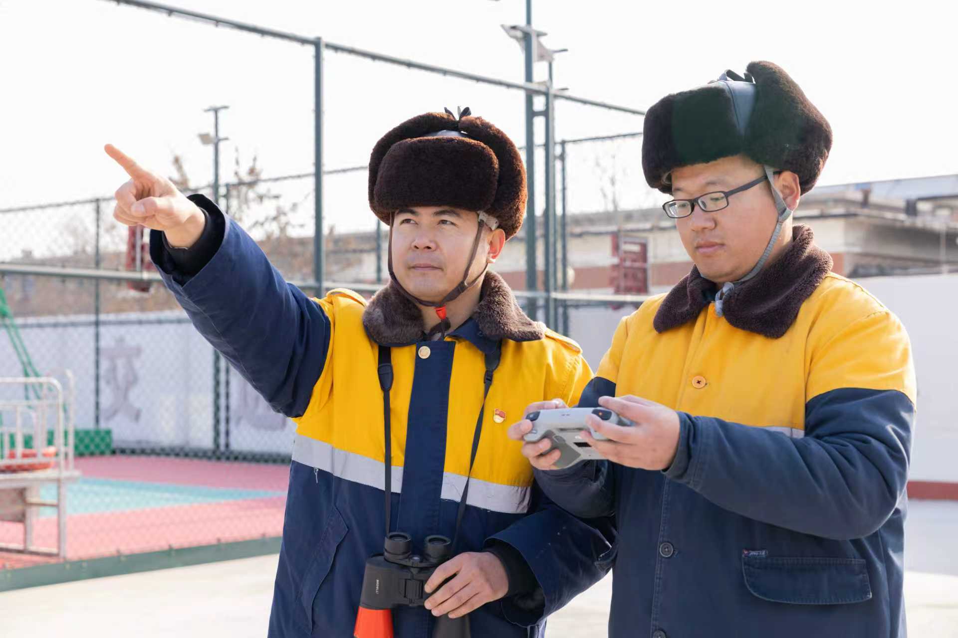 应急抢修人员正在使用激光异物处理器处理线上异物（央广网发 天津供电段供图）