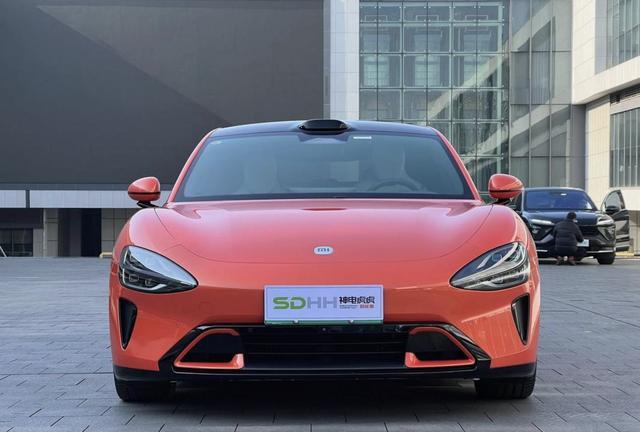 小米SU7车型定位为何尴尬，小米简单抄手机堆配置思路，忽略高端小众本质，我认为不可取-有驾