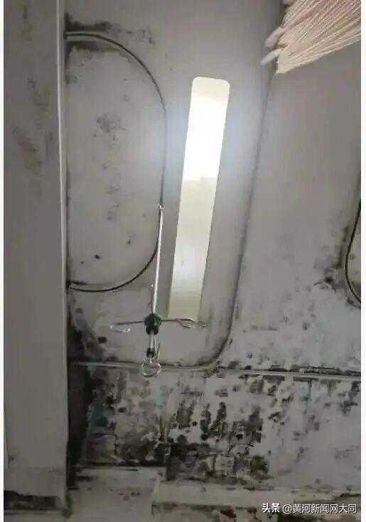 ▲近日,有网友发布视频称,广东医科大学附属医院住院部墙体和天花板都是霉菌。图/大风新闻