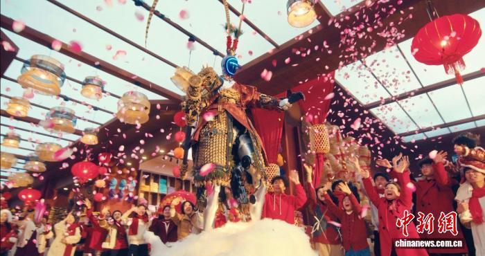 2月16日晚，春晚播出的仿生人形机器人在义乌市场穿梭画面。(义乌市官方供图)