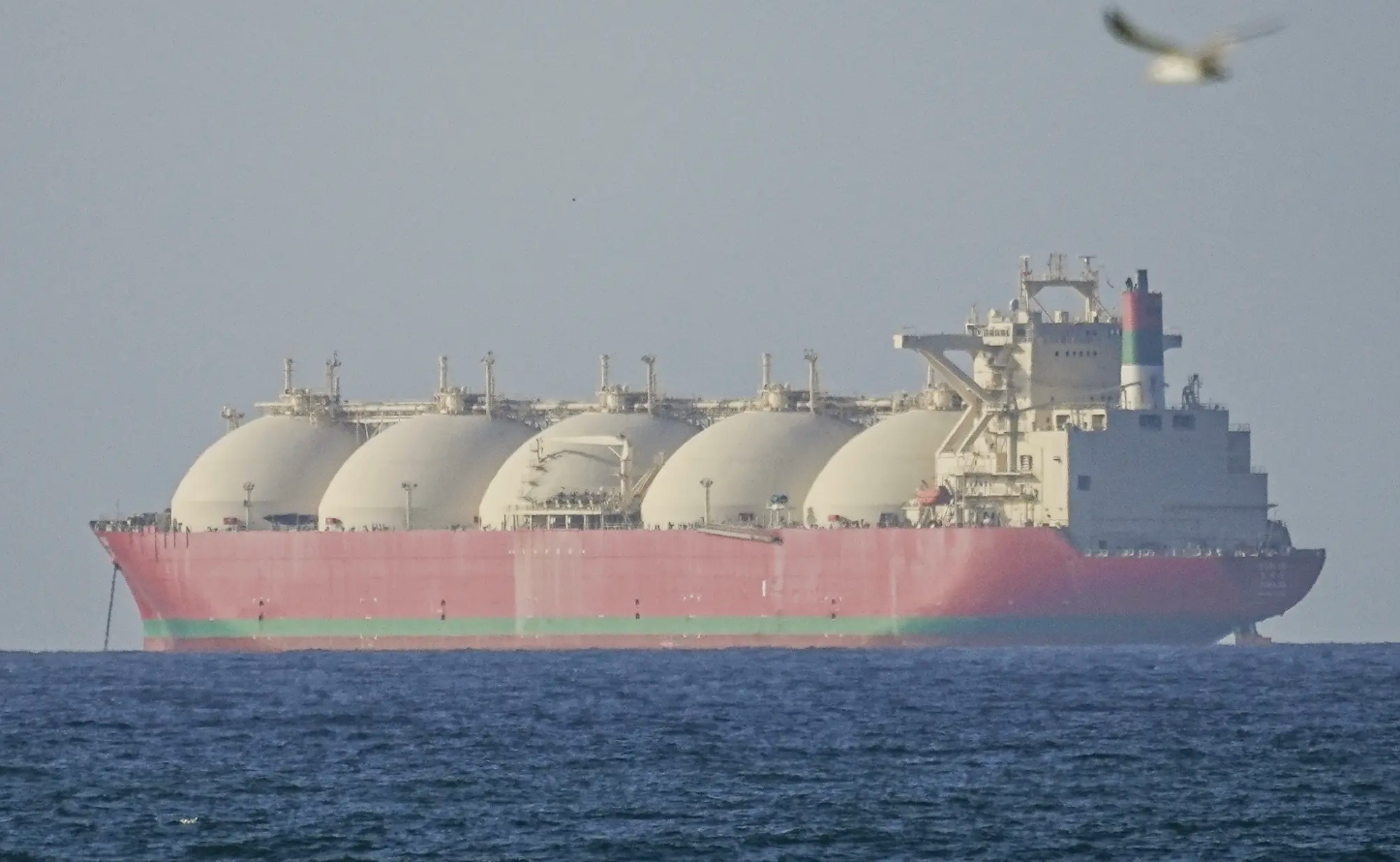 ▲大型油轮正试图通过霍尔木兹海峡