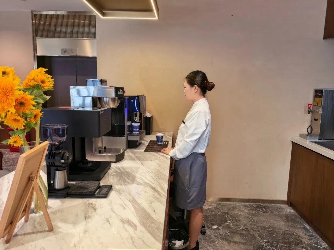 酒店工作人员正在做咖啡.jpg