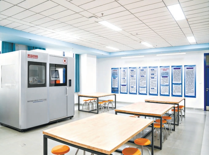 北京二中经开区学校新增集成电路制造与应用实验室。