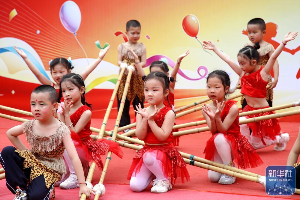 ↑ 5月29日,在湖北省十堰市郧阳区城关一小举办的庆“六一”活动上,孩子们在表演文艺节目。新华社发(曹忠宏 摄)