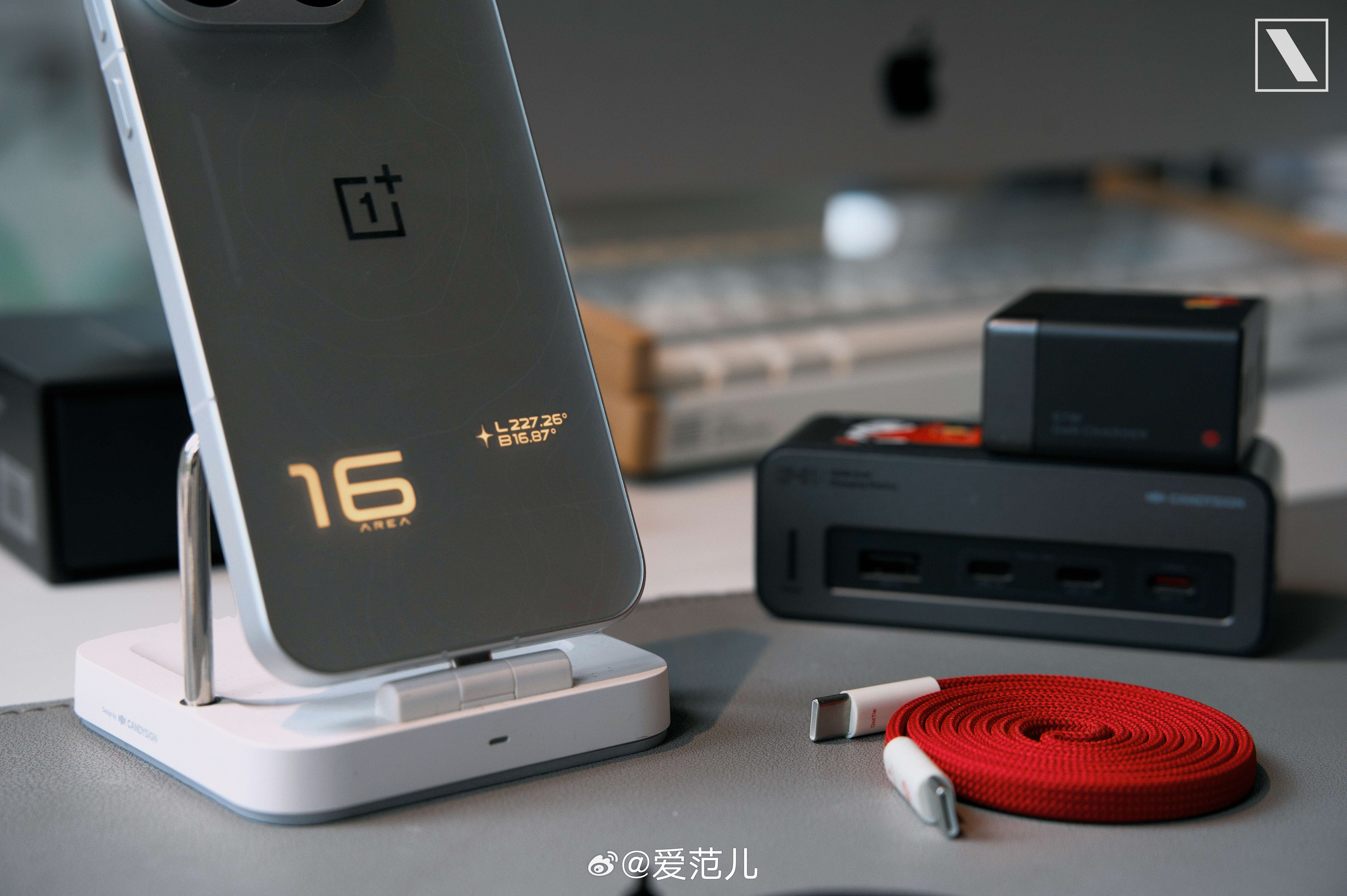 #爱范儿图赏#|一加 16:背面藏着一片星空 爱范君已经提前拿到一加