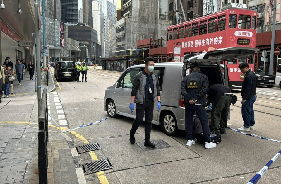 香港警方在德辅道中近文华里截获一辆涉案车辆。图源：港媒