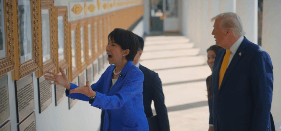 高市早苗看到特朗普肖像时表现得很崇拜。白宫社交媒体账号发布的视频片段