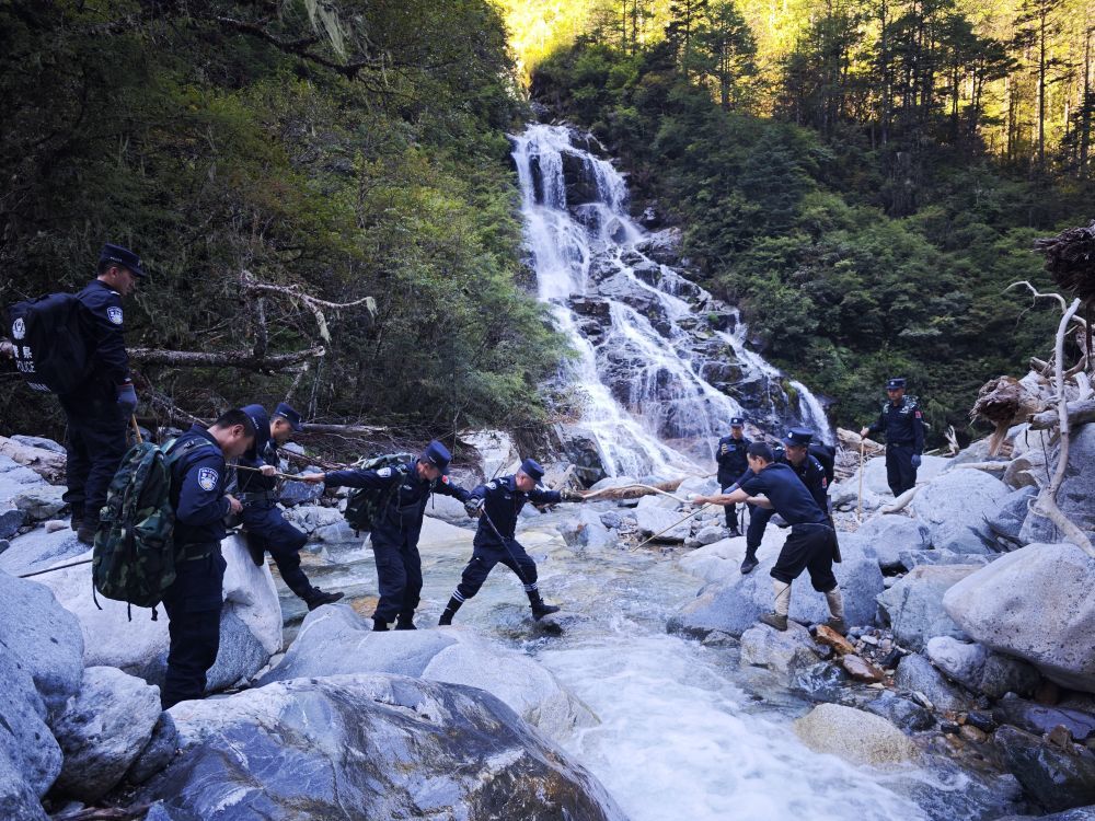 独龙江边境派出所民警在巡边路上。（受访者供图）