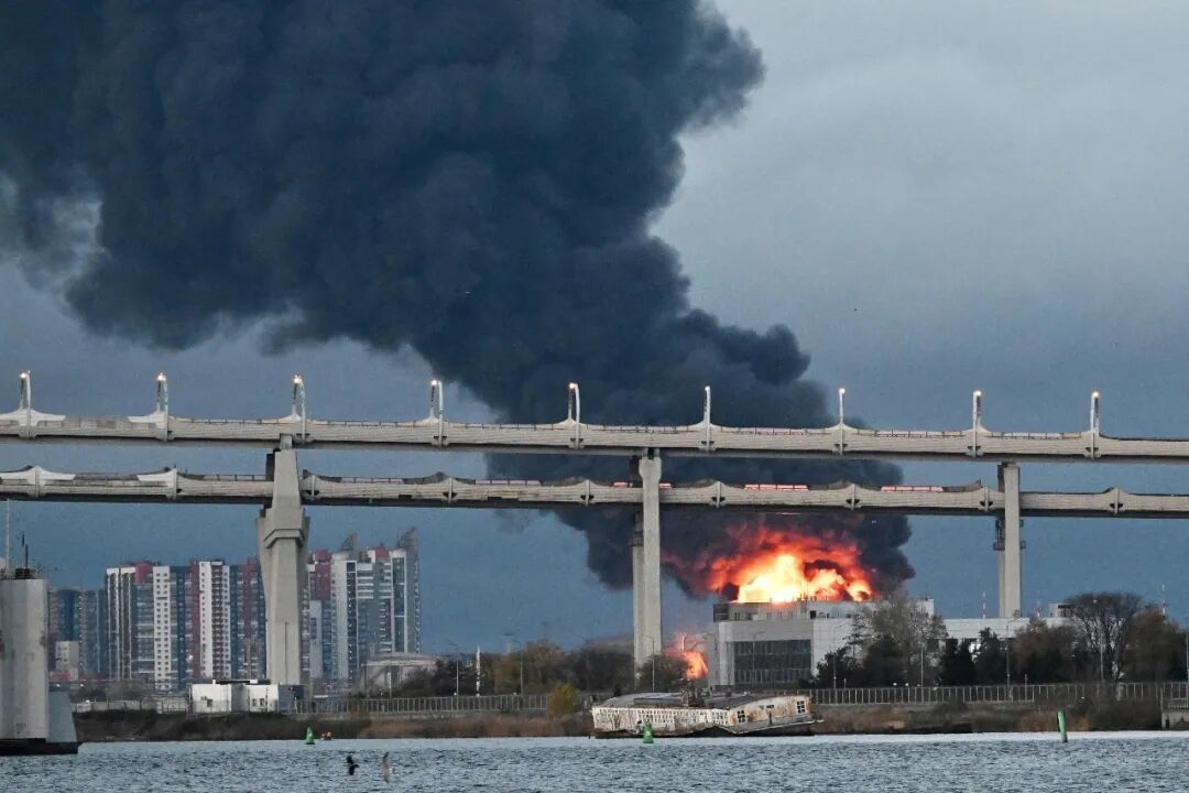 10月18日,圣彼得堡石油码头遭到空袭,城市上空冒出浓烟。(法新社供图)